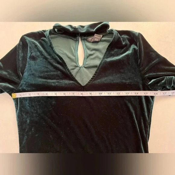 Streetwear Society/ 🌳 Forest green velvet choker t-shirt/ Size US M - Picture 11 of 12